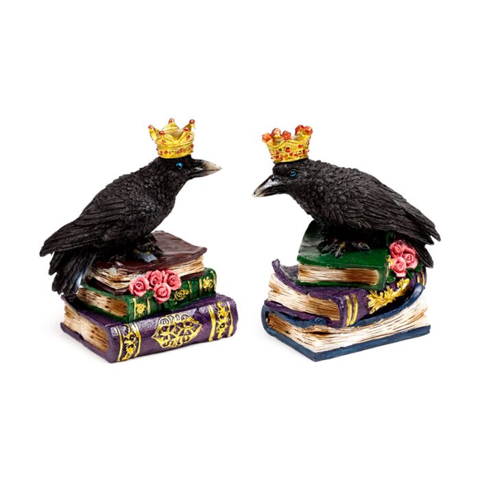 Krähe mit Krone auf Büchern stehend