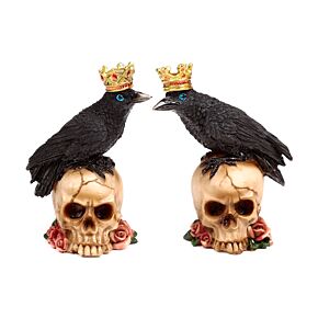 Krähe mit Krone auf Totenkopf mit Rosen
