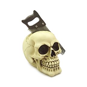 Totenkopf mit Metallsäge im Schädel