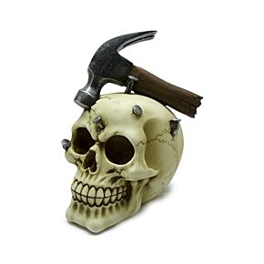 Totenkopf mit Metallhammer und Nägeln im Schädel