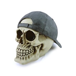 Totenkopf mit umgedrehter Baseballmütze