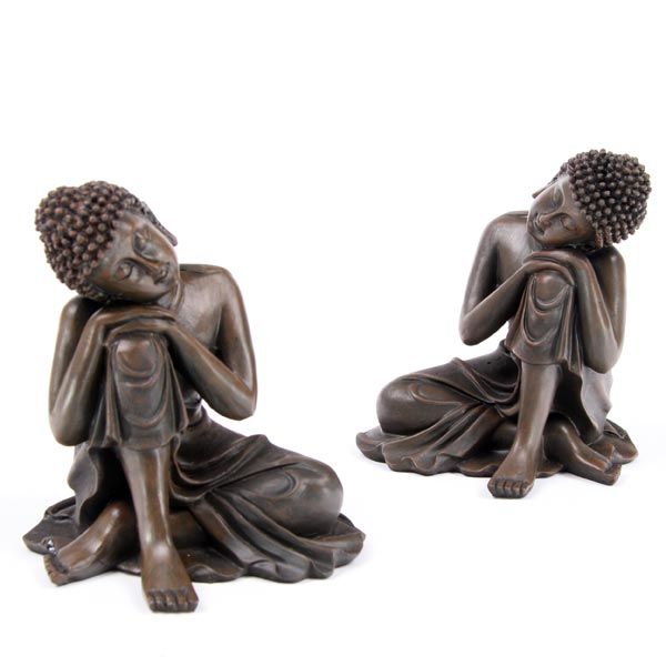 Holzeffekt Thai Buddha, Kopf auf Knie