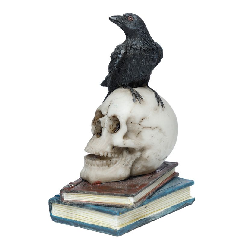 Krähe stehend uaf Totenkopf und Büchern Ornament
