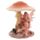 Sitzende Blumenfee unter einem Pilz
