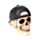 Totenkopf mit umgedrehter Baseballmütze