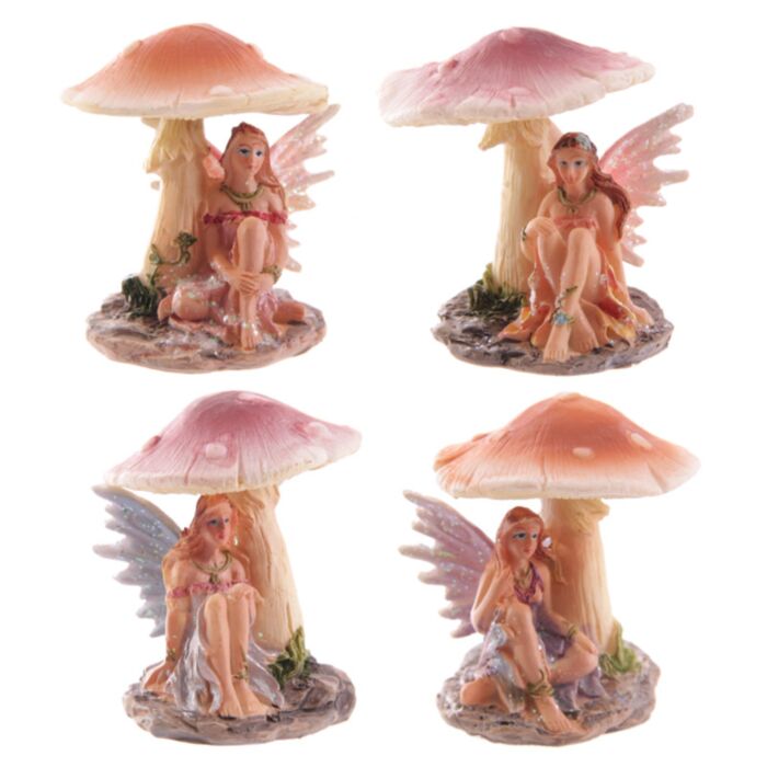 Sitzende Blumenfee unter einem Pilz