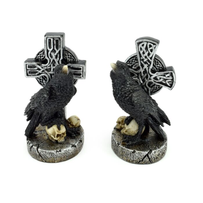 Rabe mit keltischem Kreuz und Totenköpfen