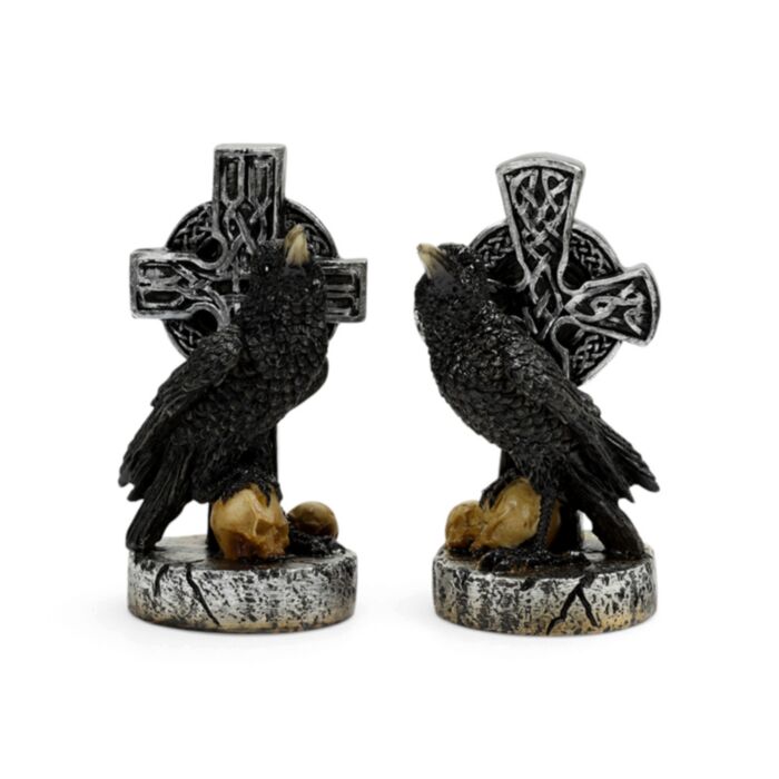 Rabe mit keltischem Kreuz und Totenköpfen