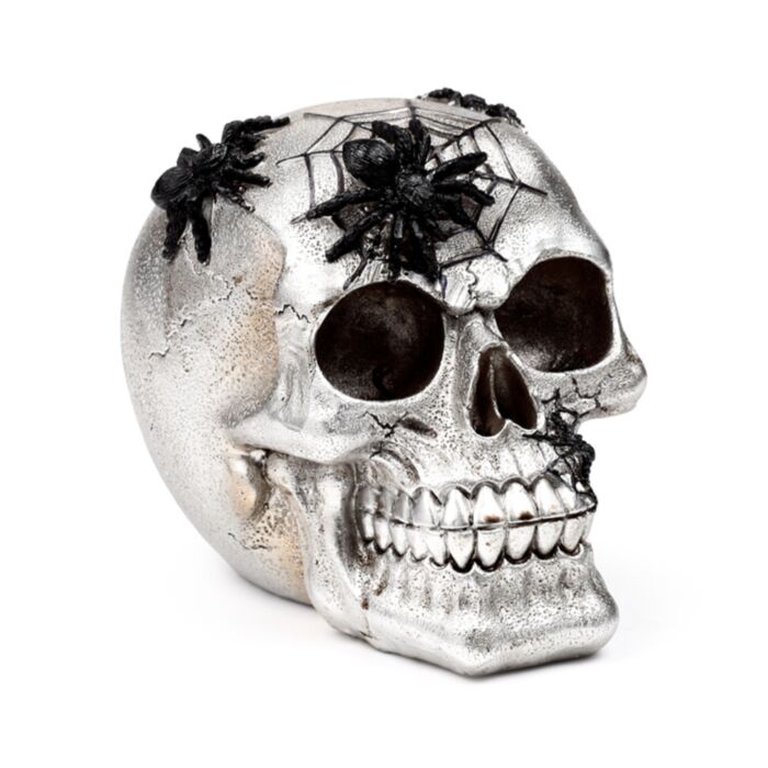 Silberner Totenkopf mit schwarzen Spinnen und Netzen