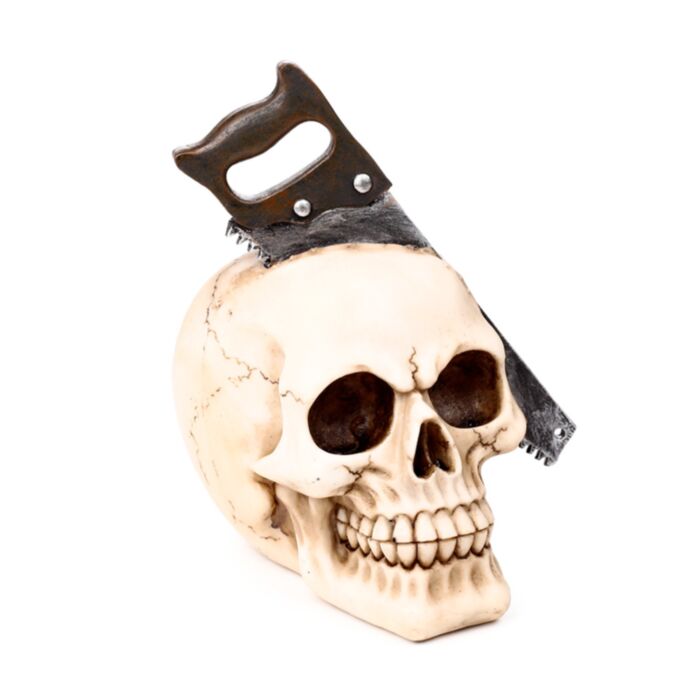 Totenkopf mit Metallsäge im Schädel