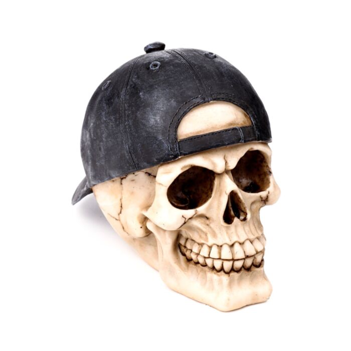 Totenkopf mit umgedrehter Baseballmütze