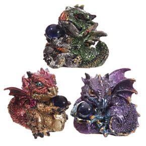 Babydrache mit Kristallkugel
