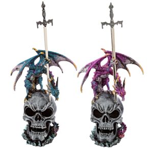 Dark Legends Drache auf Totenkopf mit Schwert