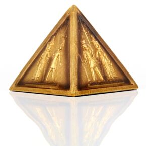 Ägypten Pyramide Gold mit Figurativen Darstellungen