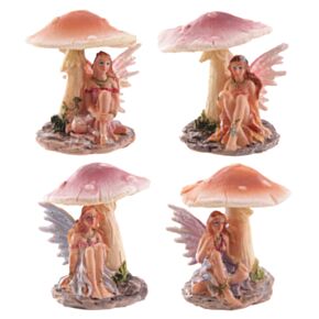 Sitzende Blumenfee unter einem Pilz