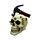 Totenkopf mit Metallhammer und Nägeln im Schädel